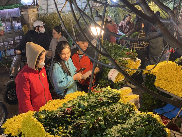 Chợ đầu mối hoa lớn bậc nhất Thủ đô tất bật xuyên đêm dịp cận Tết 2026 - Ảnh 3. Chợ đầu mối hoa lớn bậc nhất Thủ đô tất bật xuyên đêm dịp cận Tết 2026 - Ảnh 3.
