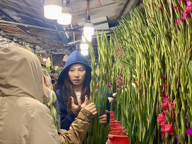 Chợ đầu mối hoa lớn bậc nhất Thủ đô tất bật xuyên đêm dịp cận Tết 2026 - Ảnh 7. Chợ đầu mối hoa lớn bậc nhất Thủ đô tất bật xuyên đêm dịp cận Tết 2026 - Ảnh 7.