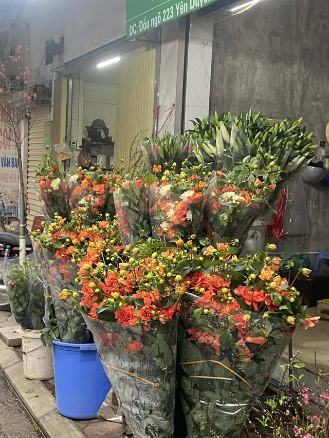 Giá hoa ly kép Tết Nguyên đán 2026 tăng cao , người tiêu dùng vẫn săn đón - Ảnh 2. Giá hoa ly kép Tết Nguyên đán 2026 tăng cao , người tiêu dùng vẫn săn đón - Ảnh 2.