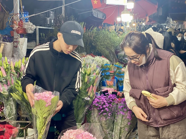 Chợ đầu mối hoa lớn bậc nhất Thủ đô tất bật xuyên đêm dịp cận Tết 2026 - Ảnh 15. Chợ đầu mối hoa lớn bậc nhất Thủ đô tất bật xuyên đêm dịp cận Tết 2026 - Ảnh 15.
