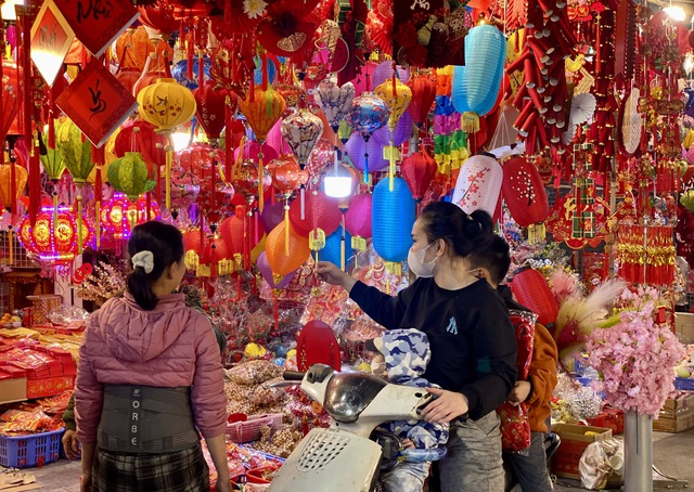 H&agrave;ng trang tr&iacute; Tết 2026 ngập tr&agrave;n thị trường, đỏ rực phố phường chuẩn bị đ&oacute;n xu&acirc;n - Ảnh 2.