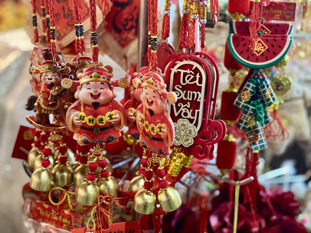 H&agrave;ng trang tr&iacute; Tết 2026 ngập tr&agrave;n thị trường, đỏ rực phố phường chuẩn bị đ&oacute;n xu&acirc;n - Ảnh 6.