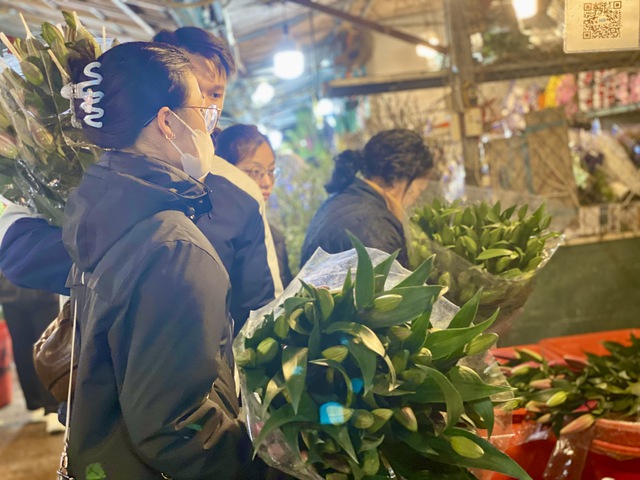 Chợ đầu mối hoa lớn bậc nhất Thủ đô tất bật xuyên đêm dịp cận Tết 2026 - Ảnh 13. Chợ đầu mối hoa lớn bậc nhất Thủ đô tất bật xuyên đêm dịp cận Tết 2026 - Ảnh 13.