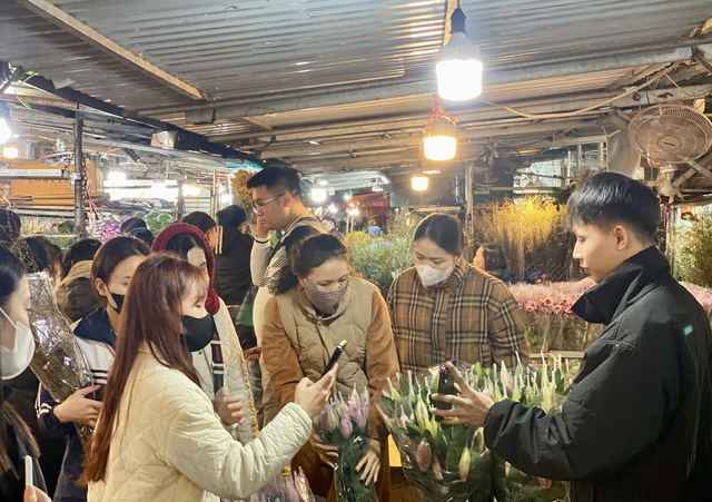 Chợ đầu mối hoa lớn bậc nhất Thủ đô tất bật xuyên đêm dịp cận Tết 2026 - Ảnh 10. Chợ đầu mối hoa lớn bậc nhất Thủ đô tất bật xuyên đêm dịp cận Tết 2026 - Ảnh 10.