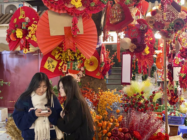 H&agrave;ng trang tr&iacute; Tết 2026 ngập tr&agrave;n thị trường, đỏ rực phố phường chuẩn bị đ&oacute;n xu&acirc;n - Ảnh 5.