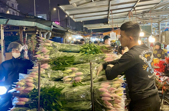 Chợ đầu mối hoa lớn bậc nhất Thủ đô tất bật xuyên đêm dịp cận Tết 2026 - Ảnh 14. Chợ đầu mối hoa lớn bậc nhất Thủ đô tất bật xuyên đêm dịp cận Tết 2026 - Ảnh 14.