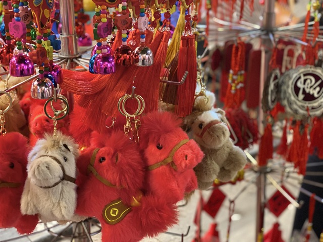 H&agrave;ng trang tr&iacute; Tết 2026 ngập tr&agrave;n thị trường, đỏ rực phố phường chuẩn bị đ&oacute;n xu&acirc;n - Ảnh 10.