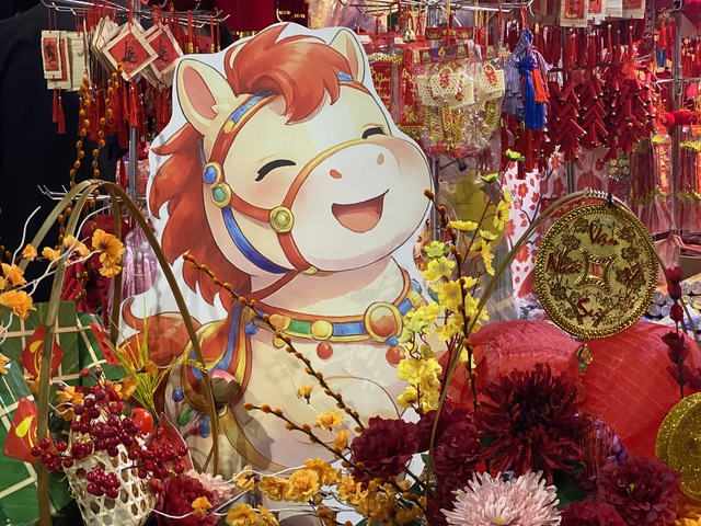 H&agrave;ng trang tr&iacute; Tết 2026 ngập tr&agrave;n thị trường, đỏ rực phố phường chuẩn bị đ&oacute;n xu&acirc;n - Ảnh 1.