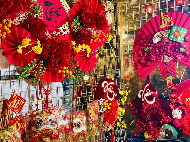 H&agrave;ng trang tr&iacute; Tết 2026 ngập tr&agrave;n thị trường, đỏ rực phố phường chuẩn bị đ&oacute;n xu&acirc;n - Ảnh 8.
