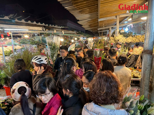 Chợ hoa Tết 2026 đông nghẹt khách, giá ly kép tăng 'chóng mặt', chạm mốc 1,5 triệu đồng/bó - Ảnh 2. Chợ hoa Tết 2026 đông nghẹt khách, giá ly kép tăng 'chóng mặt', chạm mốc 1,5 triệu đồng/bó - Ảnh 2.