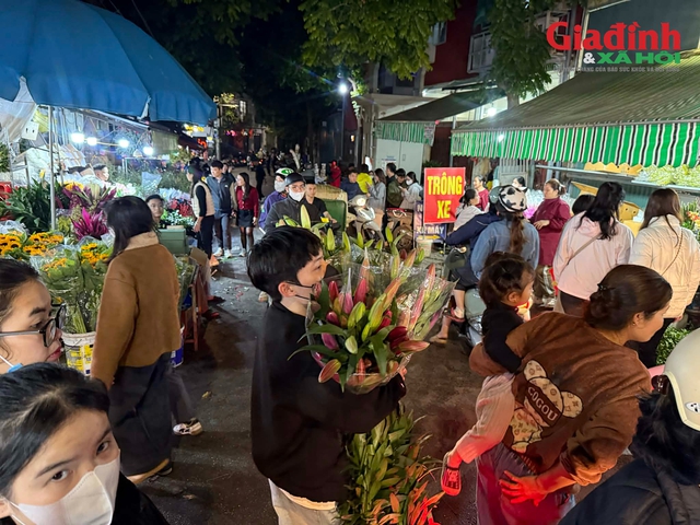 Chợ hoa Tết 2026 đông nghẹt khách, giá ly kép tăng 'chóng mặt', chạm mốc 1,5 triệu đồng/bó - Ảnh 3. Chợ hoa Tết 2026 đông nghẹt khách, giá ly kép tăng 'chóng mặt', chạm mốc 1,5 triệu đồng/bó - Ảnh 3.