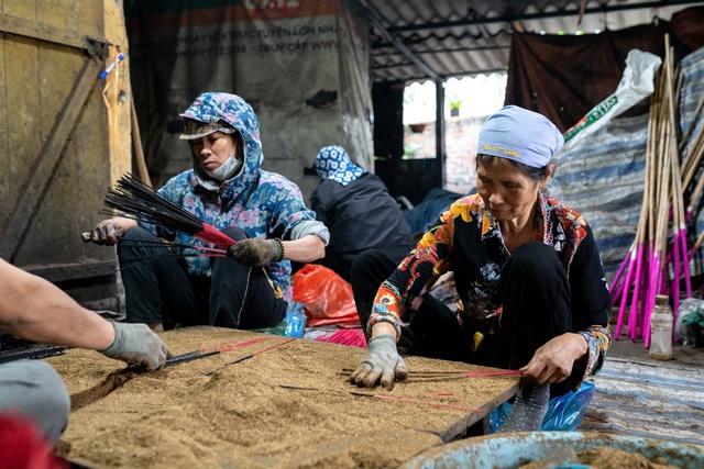 L&agrave;ng l&agrave;m hương truyền thống bất bật những ng&agrave;y cận Tết 2026 - Ảnh 3.