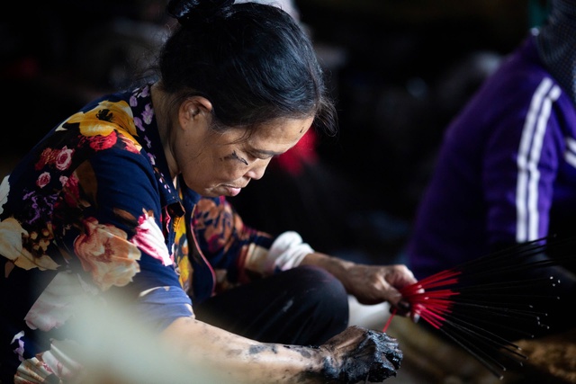 L&agrave;ng l&agrave;m hương truyền thống bất bật những ng&agrave;y cận Tết 2026 - Ảnh 6.