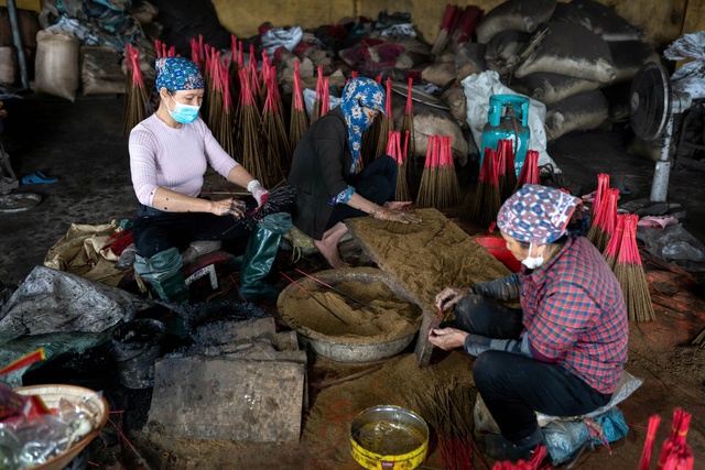 L&agrave;ng l&agrave;m hương truyền thống bất bật những ng&agrave;y cận Tết 2026 - Ảnh 1.