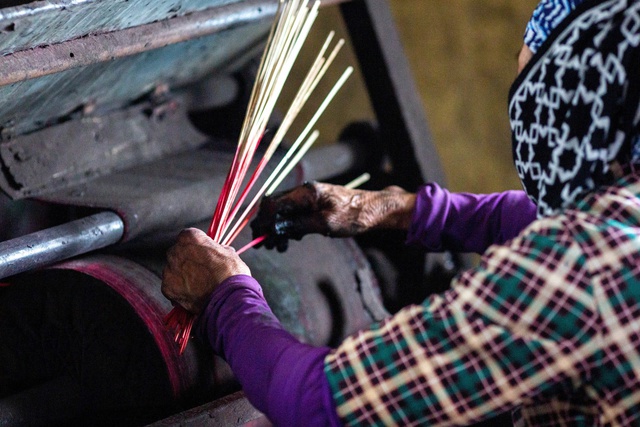 L&agrave;ng l&agrave;m hương truyền thống bất bật những ng&agrave;y cận Tết 2026 - Ảnh 4.