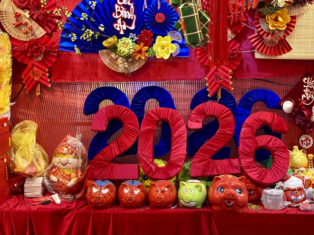 C&aacute;c mặt h&agrave;ng trang tr&iacute; Tết 2026 c&oacute; g&igrave; đặc biệt? - Ảnh 1.