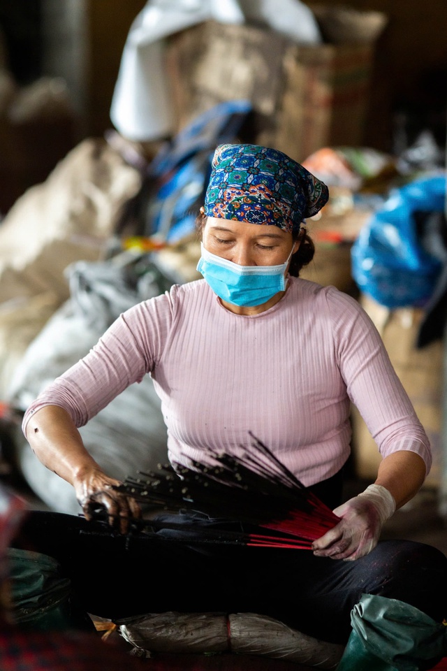 L&agrave;ng l&agrave;m hương truyền thống bất bật những ng&agrave;y cận Tết 2026 - Ảnh 7.