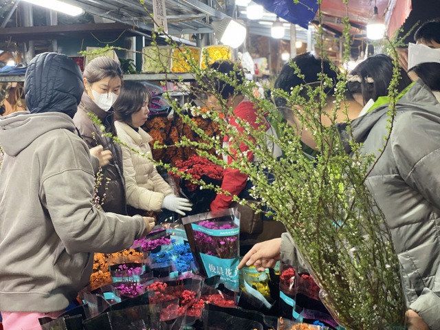 Người d&acirc;n tất bật mua sắm h&agrave;ng h&oacute;a, c&acirc;y hoa cảnh ng&agrave;y 29 Tết - Ảnh 2.