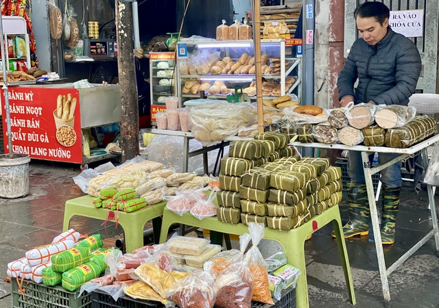 Người d&acirc;n tất bật mua sắm h&agrave;ng h&oacute;a, c&acirc;y hoa cảnh ng&agrave;y 29 Tết - Ảnh 16.