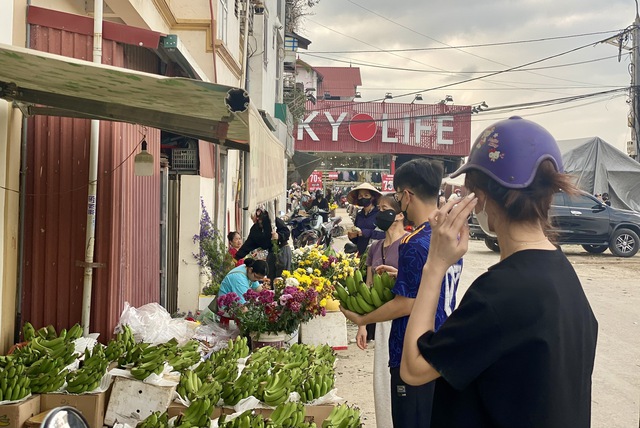 Người d&acirc;n tất bật mua sắm h&agrave;ng h&oacute;a, c&acirc;y hoa cảnh ng&agrave;y 29 Tết - Ảnh 10.