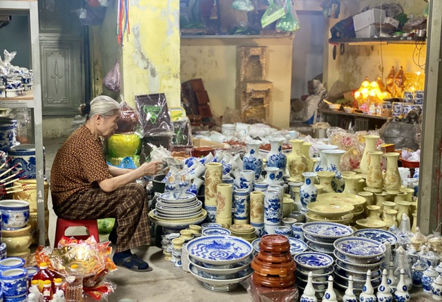 Người d&acirc;n tất bật mua sắm h&agrave;ng h&oacute;a, c&acirc;y hoa cảnh ng&agrave;y 29 Tết - Ảnh 14.