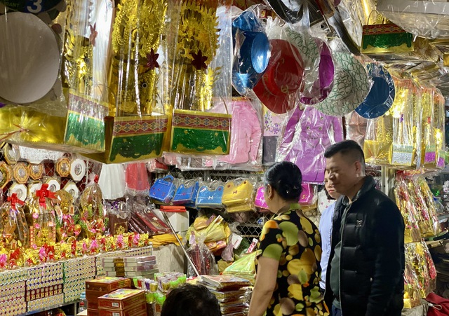 Người d&acirc;n tất bật mua sắm h&agrave;ng h&oacute;a, c&acirc;y hoa cảnh ng&agrave;y 29 Tết - Ảnh 11.