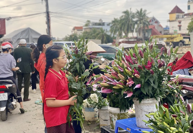 Người d&acirc;n tất bật mua sắm h&agrave;ng h&oacute;a, c&acirc;y hoa cảnh ng&agrave;y 29 Tết - Ảnh 9.