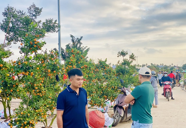 Người d&acirc;n tất bật mua sắm h&agrave;ng h&oacute;a, c&acirc;y hoa cảnh ng&agrave;y 29 Tết - Ảnh 7.