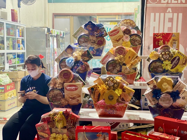 Người d&acirc;n tất bật mua sắm h&agrave;ng h&oacute;a, c&acirc;y hoa cảnh ng&agrave;y 29 Tết - Ảnh 15.