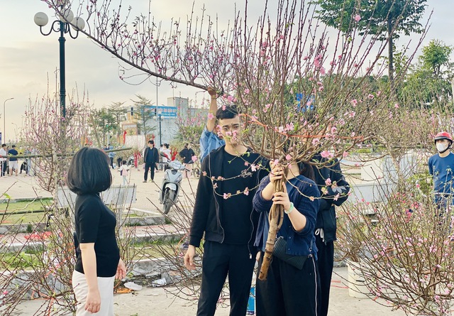 Người d&acirc;n tất bật mua sắm h&agrave;ng h&oacute;a, c&acirc;y hoa cảnh ng&agrave;y 29 Tết - Ảnh 5.