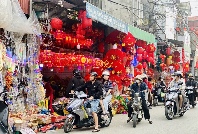 Người d&acirc;n tất bật mua sắm h&agrave;ng h&oacute;a, c&acirc;y hoa cảnh ng&agrave;y 29 Tết - Ảnh 13.