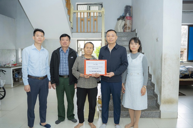 V&ograve;ng tay nh&acirc;n &aacute;i: C&acirc;u chuyện cảm động của người cha đơn th&acirc;n gặp tai nạn giao th&ocirc;ng - Ảnh 1.