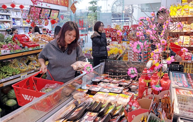 Ng&agrave;y Mồng 2 Tết Nguy&ecirc;n đ&aacute;n, thị trường b&aacute;n lẻ bắt đầu 'khởi động' - Ảnh 1.