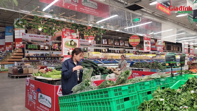 Ng&agrave;y M&ugrave;ng 3 Tết, si&ecirc;u thị đồng loạt mở cửa trở lại, h&agrave;ng h&oacute;a phong ph&uacute; - Ảnh 3.