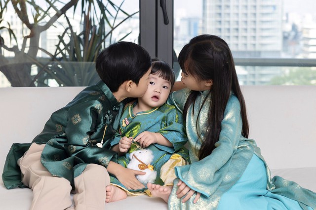 Cưng xỉu khoảnh khắc đ&aacute;ng y&ecirc;u con g&aacute;i thứ 3 của Hoa hậu Đặng Thu Thảo - Ảnh 1.