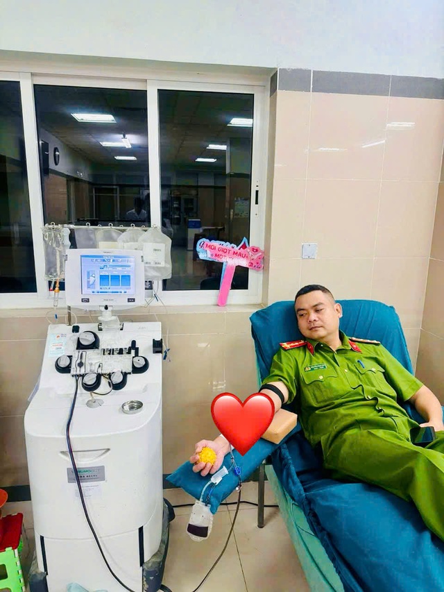 Đại úy công an hiến tiểu cầu cứu bệnh nhân ung thư qua cơn nguy kịch - Ảnh 1. Đại úy công an hiến tiểu cầu cứu bệnh nhân ung thư qua cơn nguy kịch - Ảnh 1.