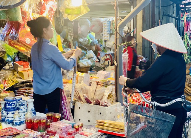 Người dân tất bật chuẩn bị đồ lễ đầu năm mới 2026 - Ảnh 3. Người dân tất bật chuẩn bị đồ lễ đầu năm mới 2026 - Ảnh 3.