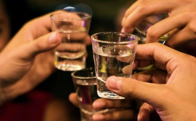 C&aacute;ch l&agrave;m chậm cơn say v&agrave; giảm tổn thương gan do rượu trong ng&agrave;y Tết - Ảnh 1.