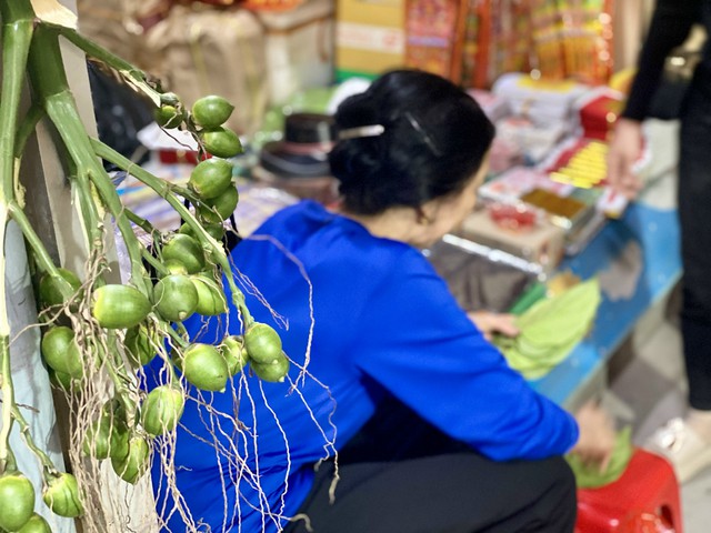 Người dân tất bật chuẩn bị đồ lễ đầu năm mới 2026 - Ảnh 7. Người dân tất bật chuẩn bị đồ lễ đầu năm mới 2026 - Ảnh 7.
