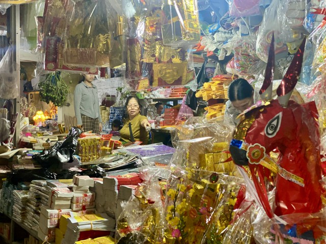 Người dân tất bật chuẩn bị đồ lễ đầu năm mới 2026 - Ảnh 1. Người dân tất bật chuẩn bị đồ lễ đầu năm mới 2026 - Ảnh 1.