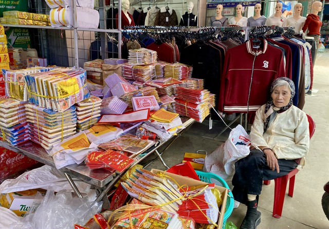 Người dân tất bật chuẩn bị đồ lễ đầu năm mới 2026 - Ảnh 4. Người dân tất bật chuẩn bị đồ lễ đầu năm mới 2026 - Ảnh 4.