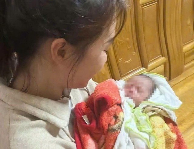 Phát hiện bé trai bị bỏ rơi kèm lá thư xin lỗi - Ảnh 1. Phát hiện bé trai bị bỏ rơi kèm lá thư xin lỗi - Ảnh 1.