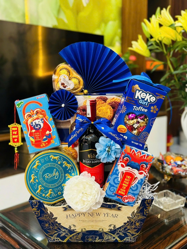 Giỏ qu&agrave; gi&aacute; rẻ l&ecirc;n ng&ocirc;i trong dịp Tết 2026 - Ảnh 2.