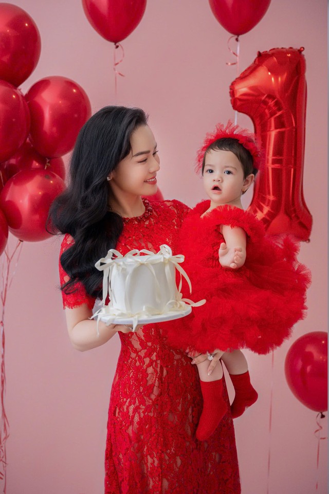 Con g&aacute;i tr&ograve;n một tuổi của Nhật Kim Anh - Ảnh 2.