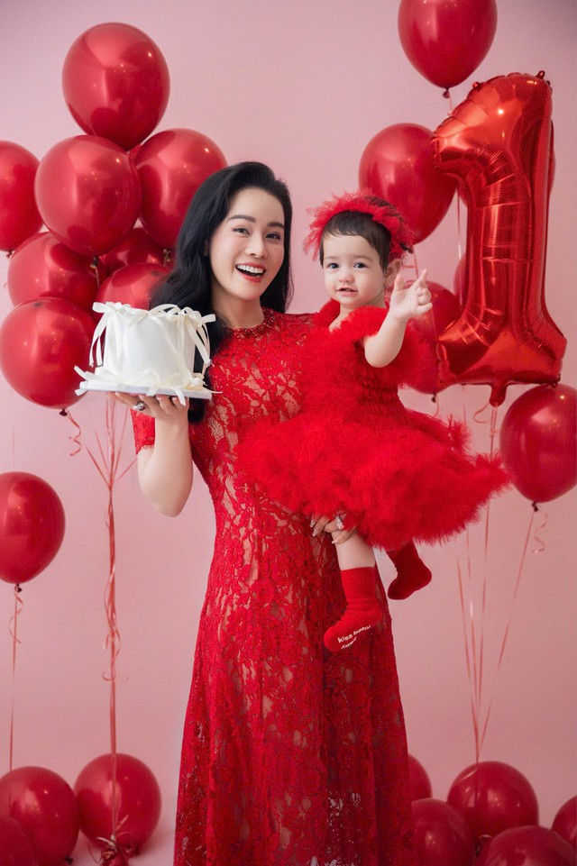 Con g&aacute;i tr&ograve;n một tuổi của Nhật Kim Anh - Ảnh 3.