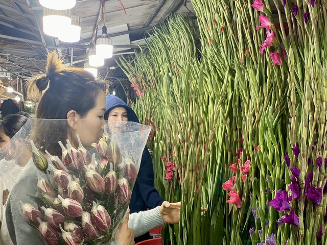 Những loại hoa n&agrave;o được chị em &ldquo;săn đ&oacute;n&rdquo; trong dịp Tết 2026? - Ảnh 6.