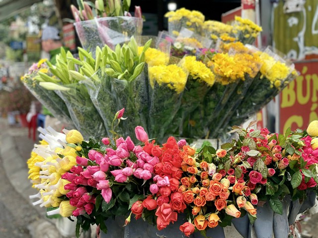 Những loại hoa n&agrave;o được chị em &ldquo;săn đ&oacute;n&rdquo; trong dịp Tết 2026? - Ảnh 20.