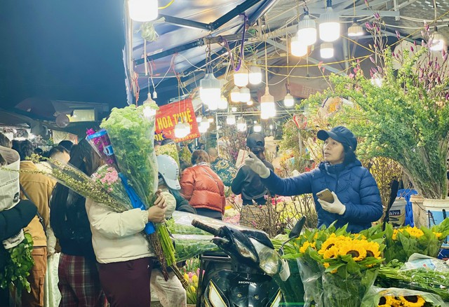 Những loại hoa n&agrave;o được chị em &ldquo;săn đ&oacute;n&rdquo; trong dịp Tết 2026? - Ảnh 1.
