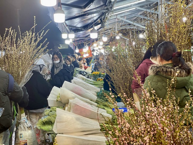 Những loại hoa n&agrave;o được chị em &ldquo;săn đ&oacute;n&rdquo; trong dịp Tết 2026? - Ảnh 2.