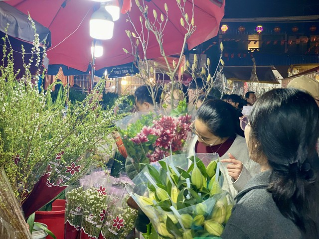 Những loại hoa n&agrave;o được chị em &ldquo;săn đ&oacute;n&rdquo; trong dịp Tết 2026? - Ảnh 4.